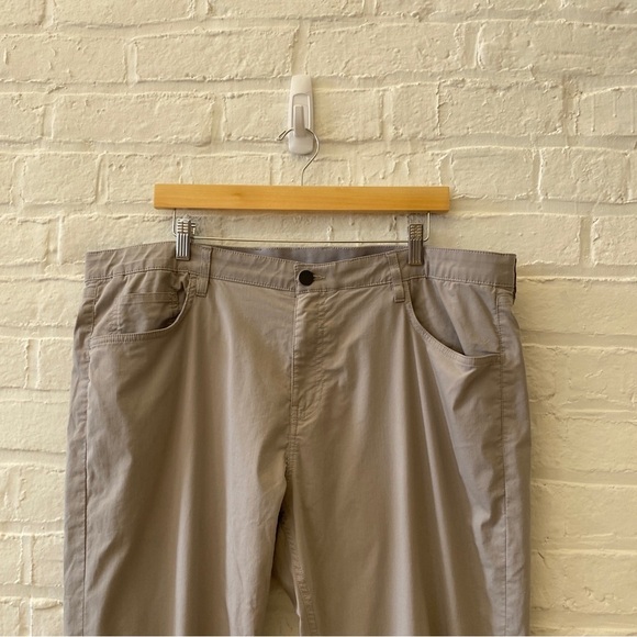 Faherty || Movement 5-Pocket Pant Fossil Grey 40 x 32 - Picture 2 of 10